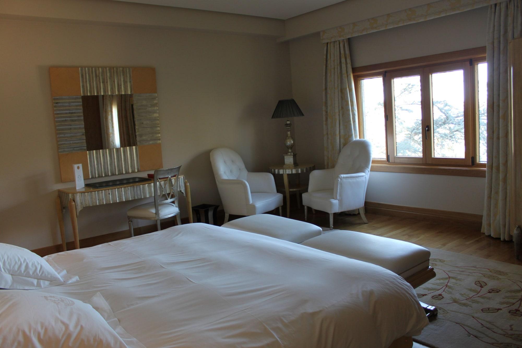 Pazo Los Escudos Hotel Spa & Resort Vigo Exterior photo A room at the hotel