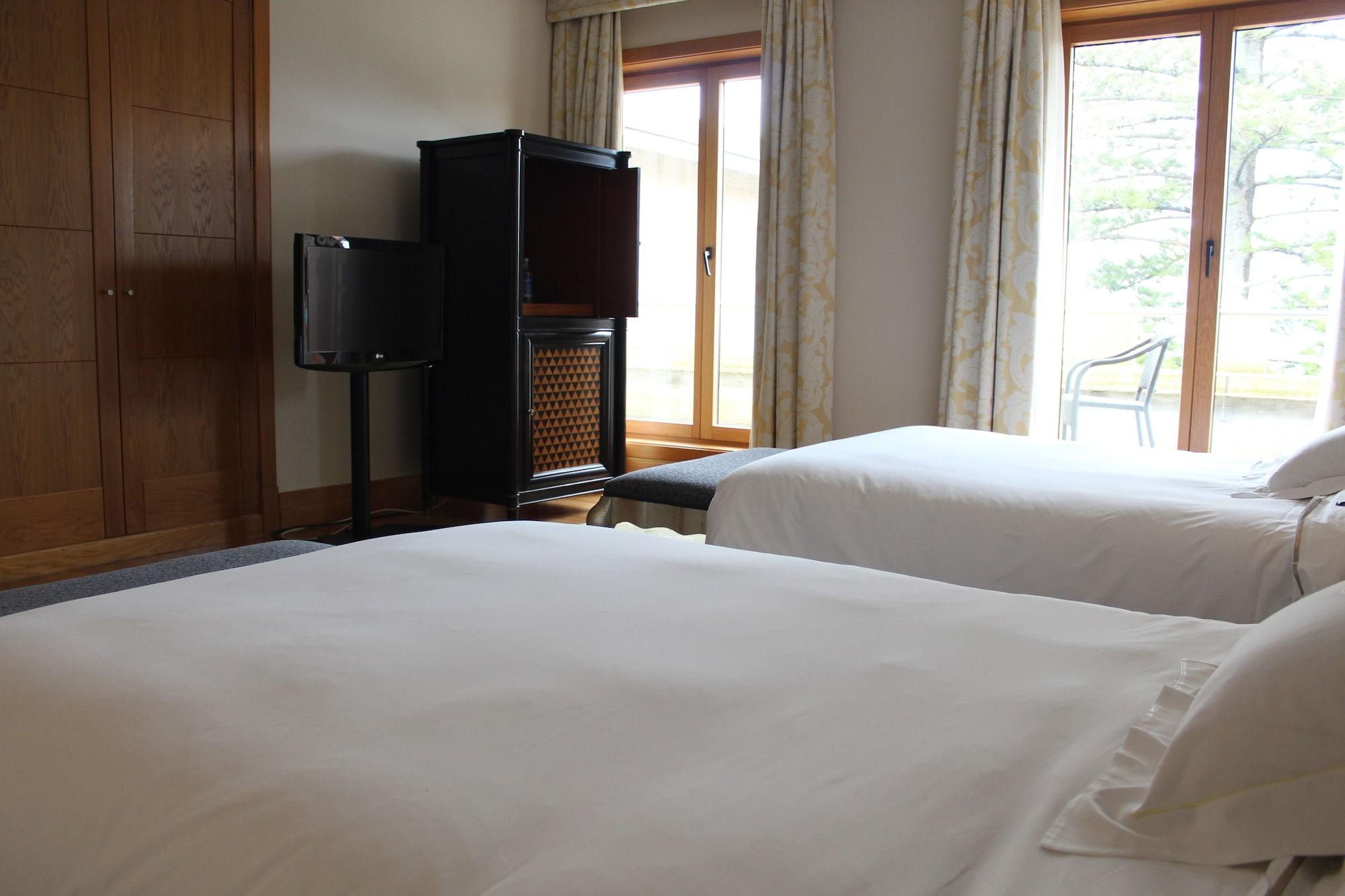 Pazo Los Escudos Hotel Spa & Resort Vigo Exterior photo A room at the hotel