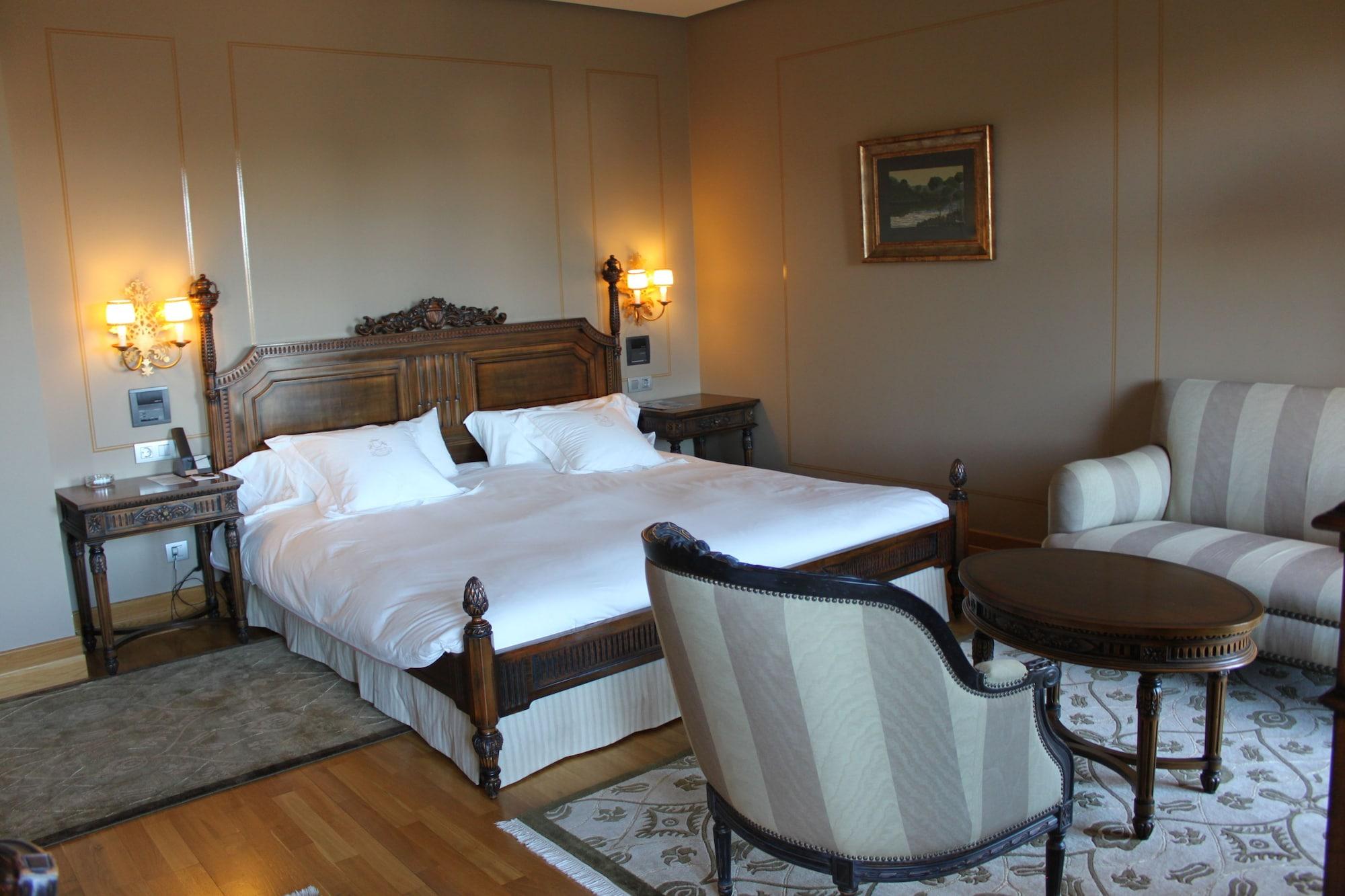 Pazo Los Escudos Hotel Spa & Resort Vigo Exterior photo A room at the hotel