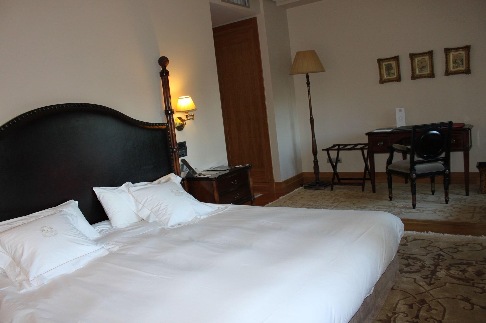 Pazo Los Escudos Hotel Spa & Resort Vigo Exterior photo A room at the hotel