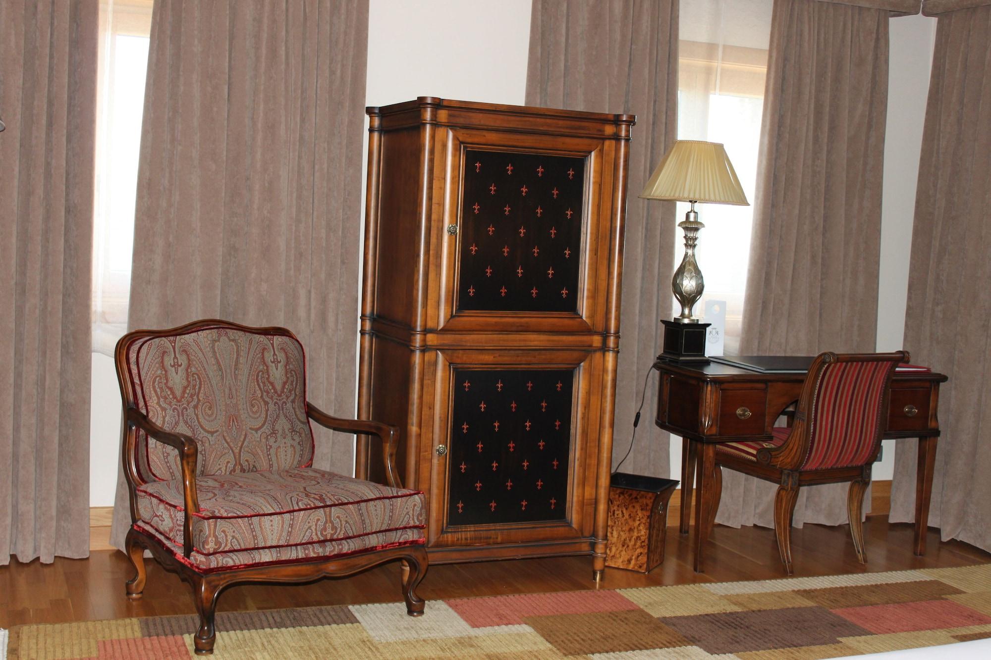 Pazo Los Escudos Hotel Spa & Resort Vigo Exterior photo A typical room at the hotel
