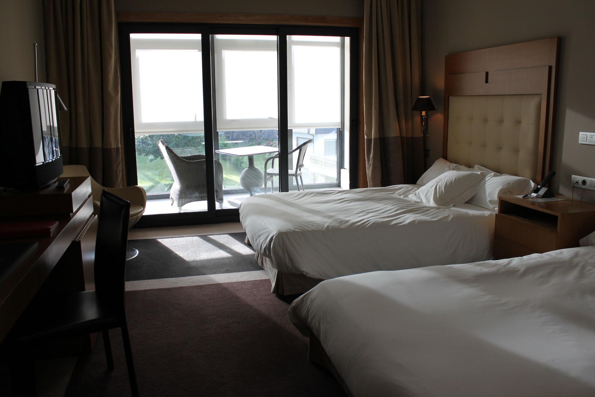 Pazo Los Escudos Hotel Spa & Resort Vigo Exterior photo A room at the hotel