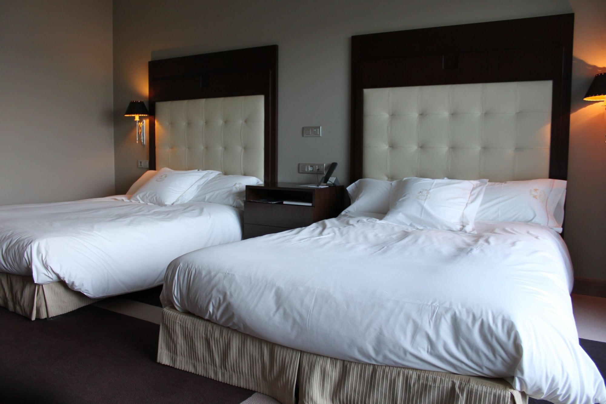 Pazo Los Escudos Hotel Spa & Resort Vigo Exterior photo A room at the hotel