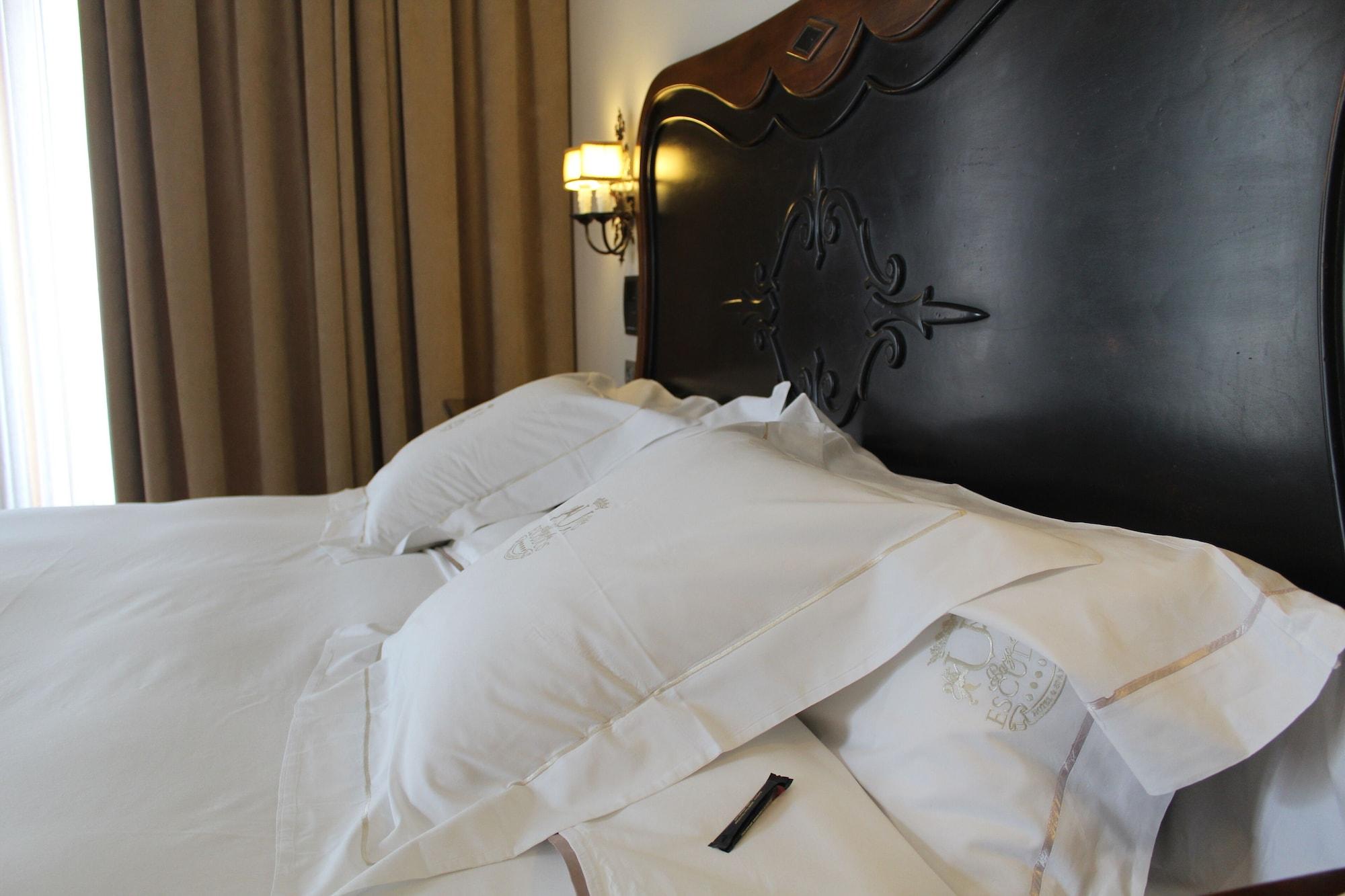 Pazo Los Escudos Hotel Spa & Resort Vigo Exterior photo A bed with a duvet