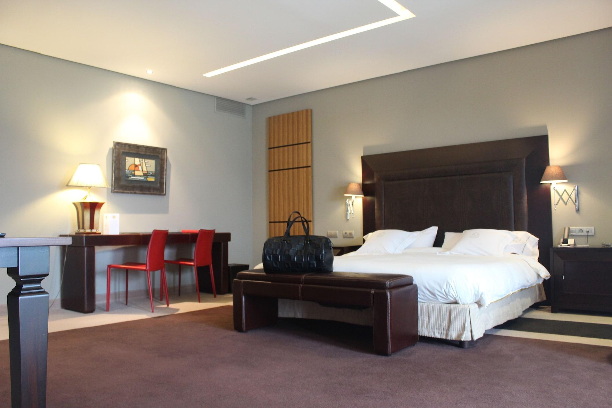 Pazo Los Escudos Hotel Spa & Resort Vigo Exterior photo A room at the hotel