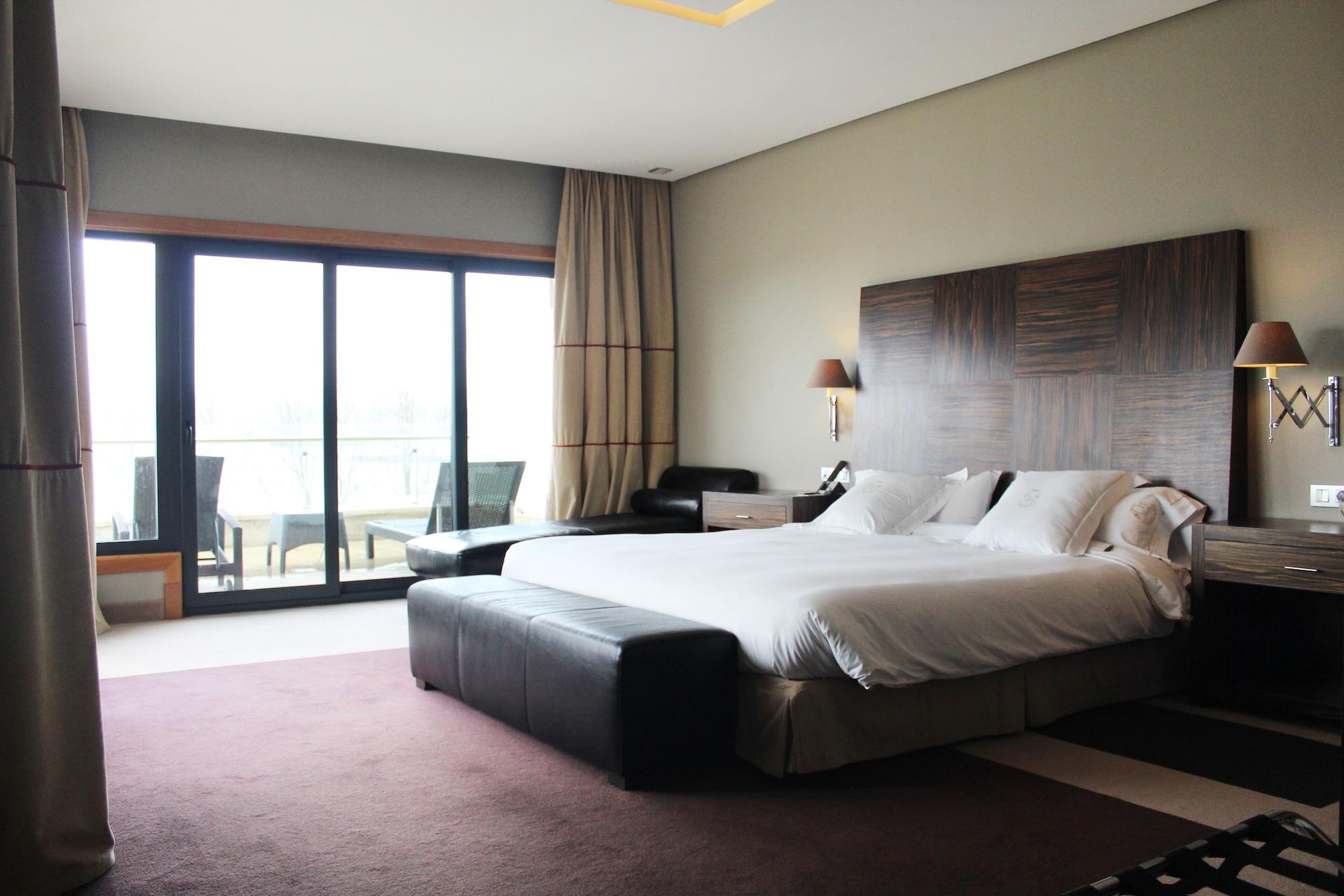 Pazo Los Escudos Hotel Spa & Resort Vigo Exterior photo A room at the hotel