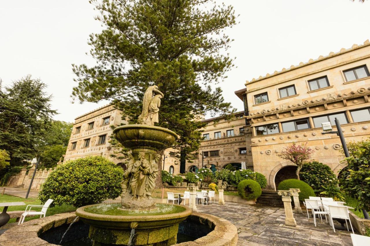 Pazo Los Escudos Hotel Spa & Resort Vigo Exterior photo Fountain in the courtyard of the hotel
