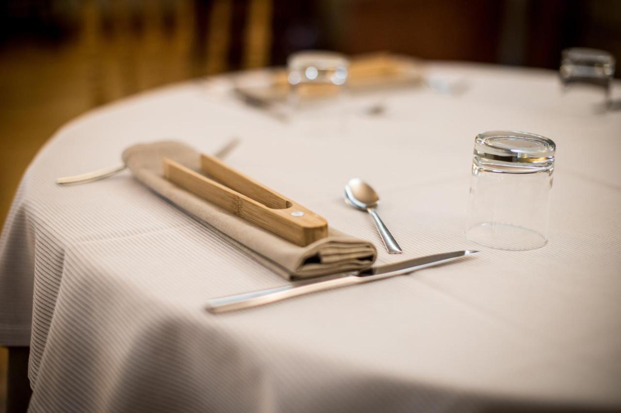 Pazo Los Escudos Hotel Spa & Resort Vigo Exterior photo A place setting with a sugar bowl