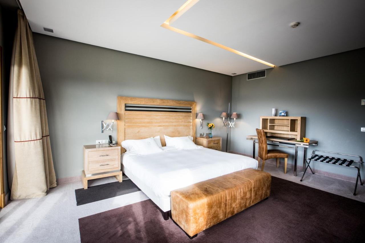 Pazo Los Escudos Hotel Spa & Resort Vigo Exterior photo A room at the hotel