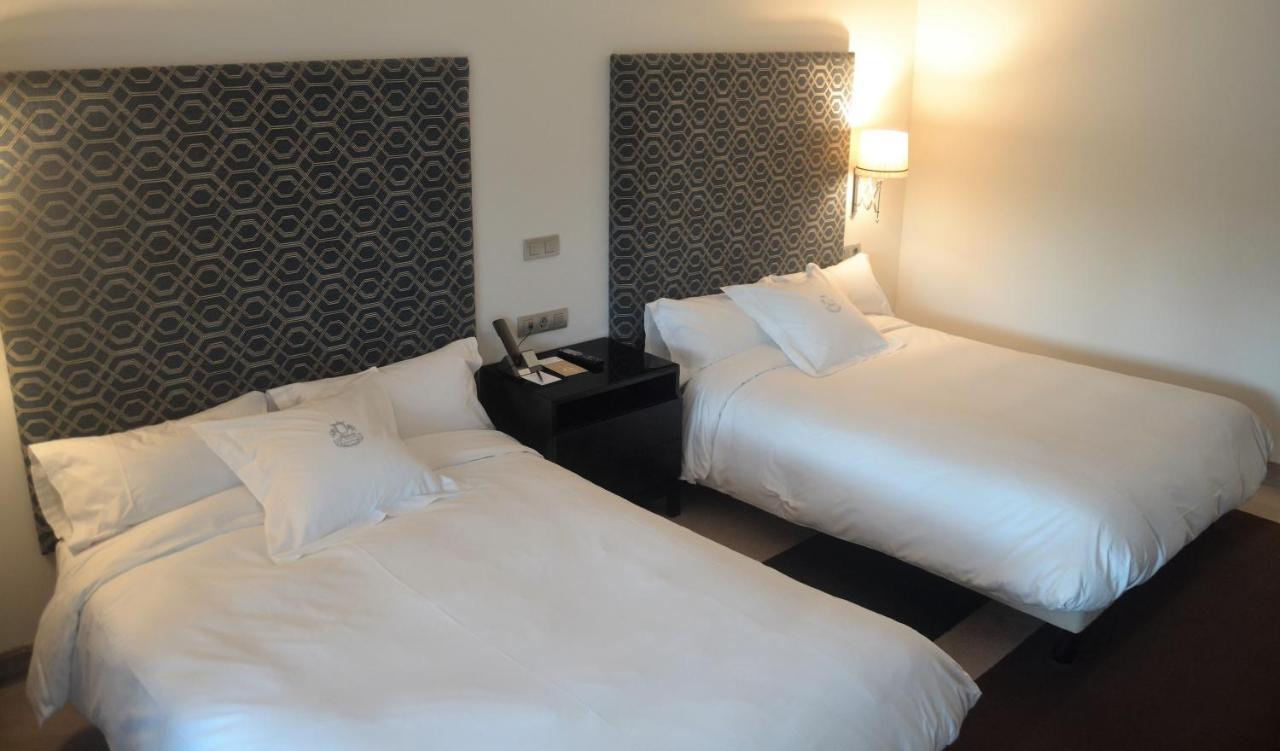 Pazo Los Escudos Hotel Spa & Resort Vigo Exterior photo A room at the hotel