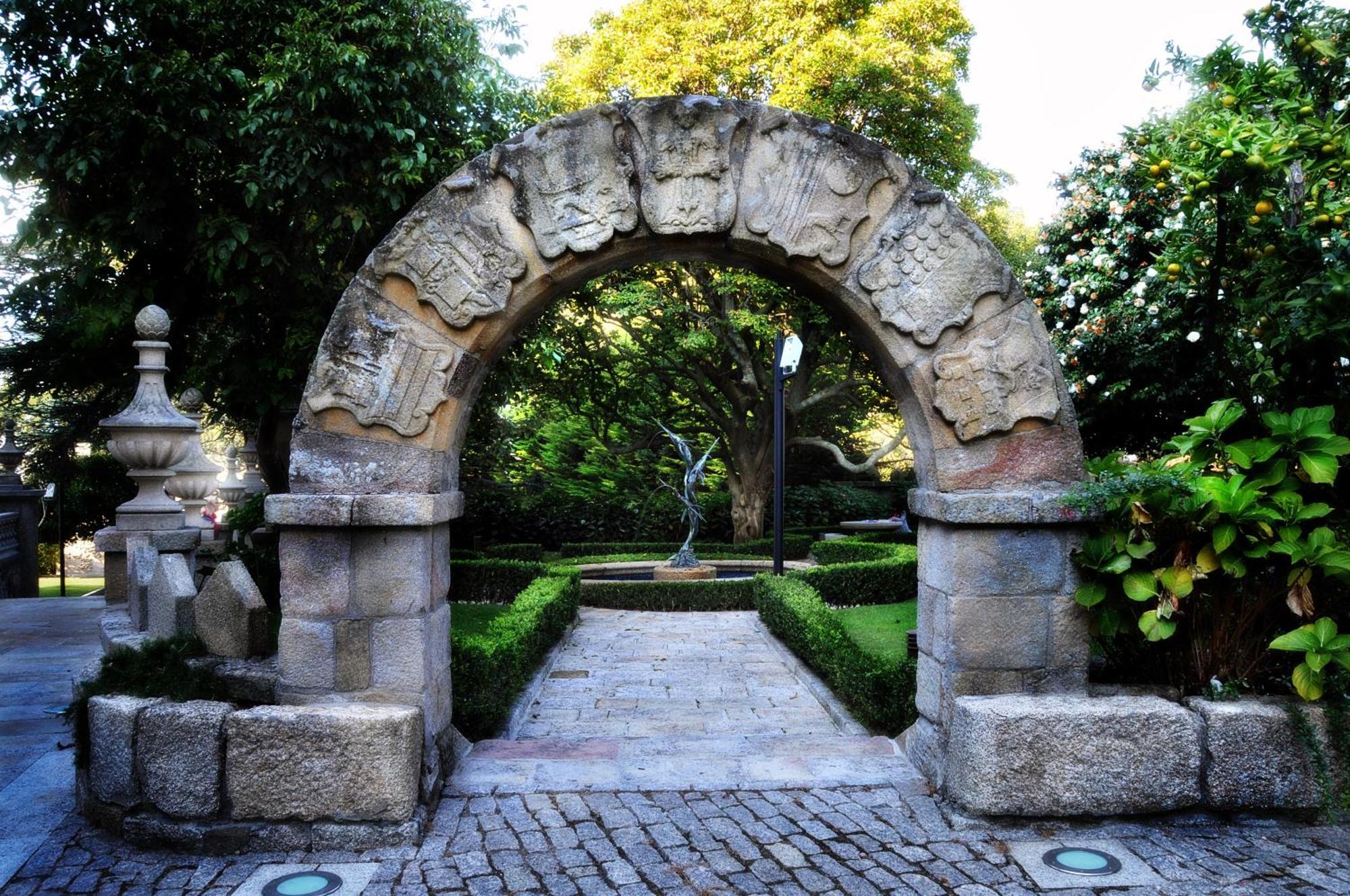 Pazo Los Escudos Hotel Spa & Resort Vigo Exterior photo Entrance to the gardens
