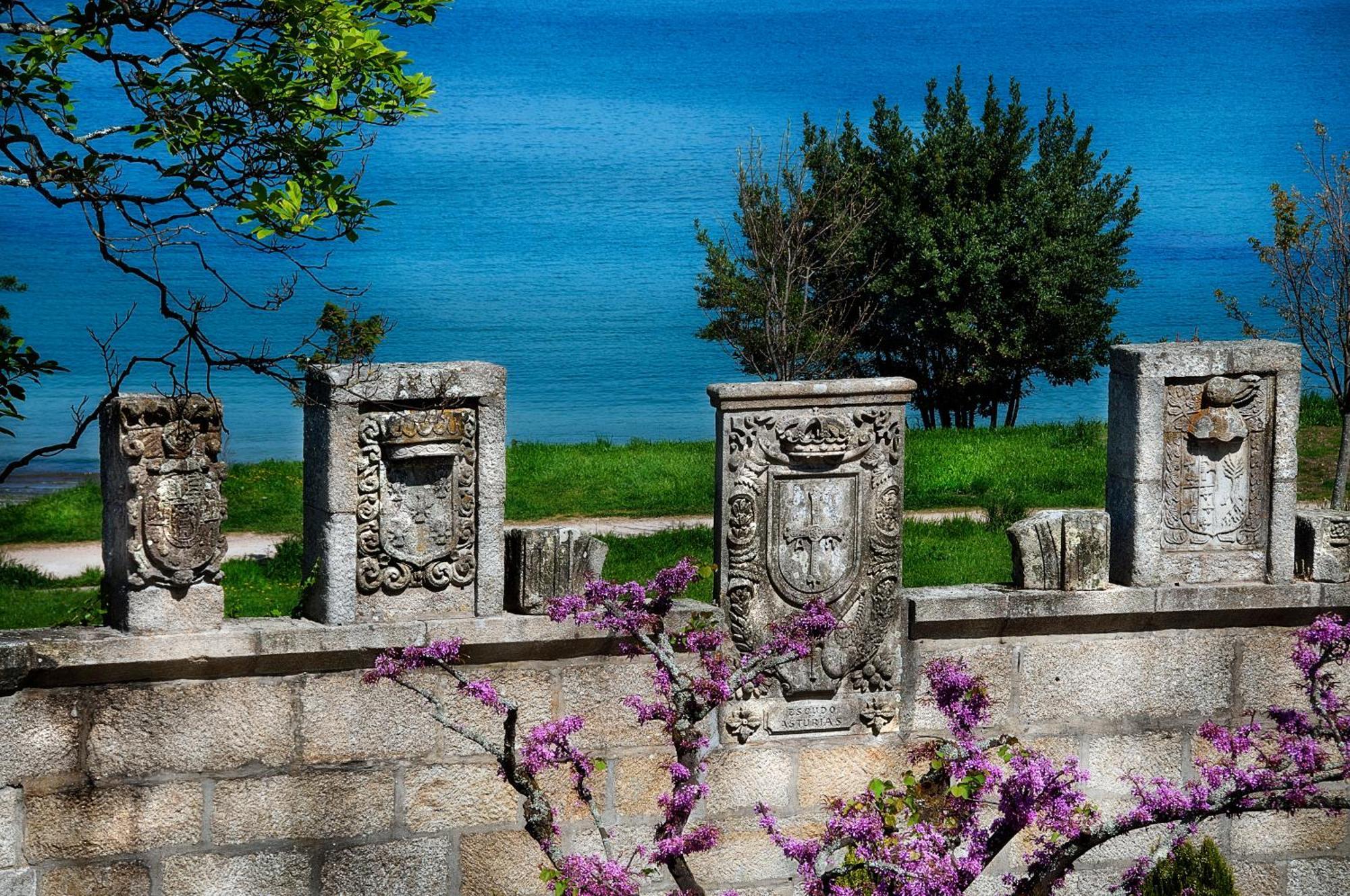 Pazo Los Escudos Hotel Spa & Resort Vigo Exterior photo The four columns of the temple